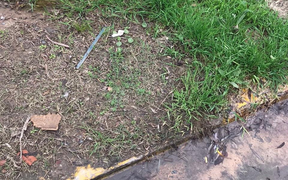 Vecino de Ensenada denuncia que no puede hacer la vereda por pérdida de agua