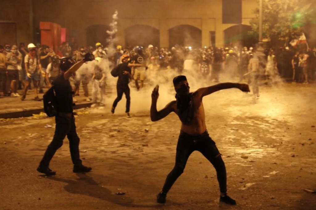 Violentas protestas, dos renuncias y la necesidad de recibir ayuda en Beirut