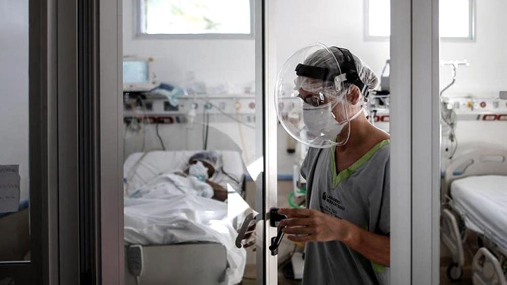 Un tratamiento con ibuprofeno nebulizado contra el virus genera expectativas en el país