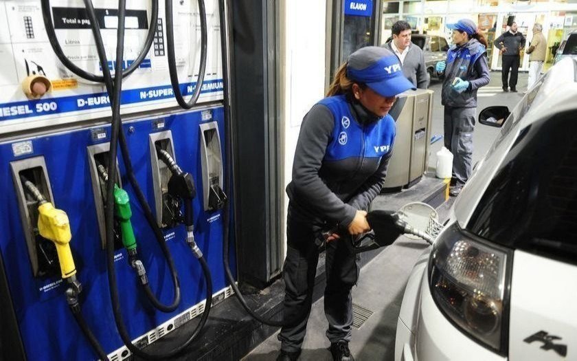 Inminente aumento de las naftas: en La Plata "se especula que será de un 7%” 