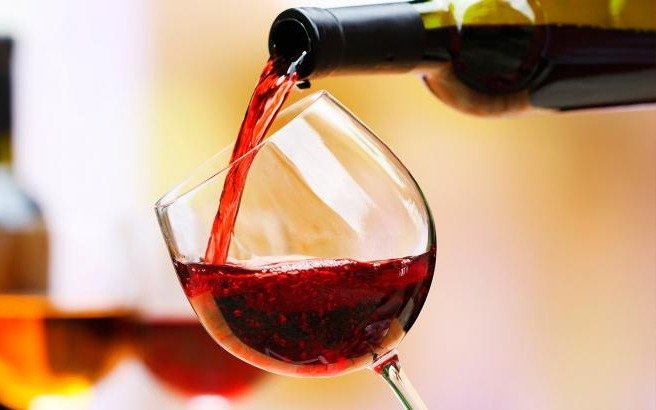 Tomar vino aliviaría síntomas que provoca el Covid-19