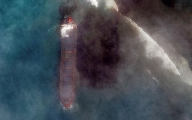 Carrera contrarreloj para vaciar de combustible el barco varado en Mauricio 