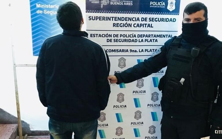 Un hombre fue detenido frente a un Banco por golpear y amenazar a una mujer frente a sus hijos