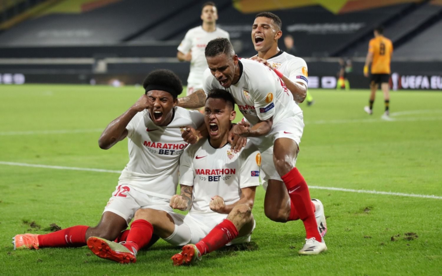 Centro de Banega, cabezazo de Ocampos y Sevilla a la semifinal de la Europa League