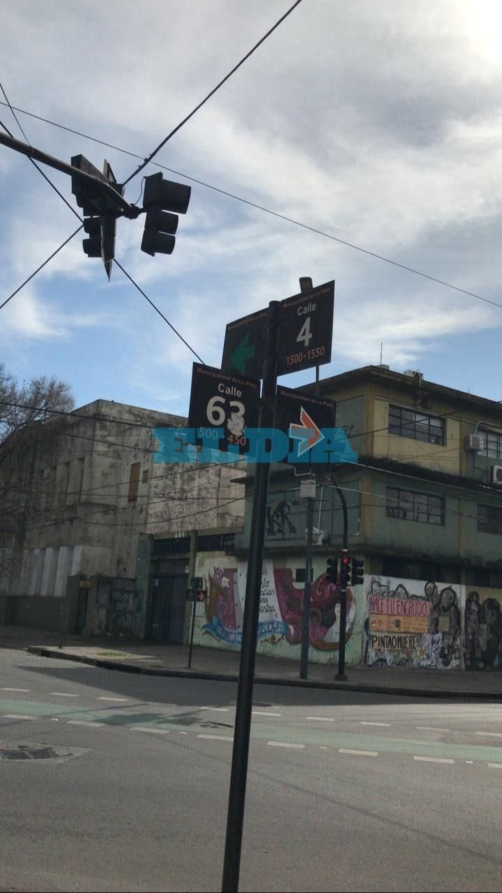 Alertan por la falta de una tapa de desagüe en 63 y 4: "Es un peligro"