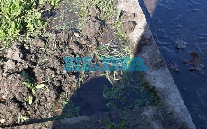 Preocupación por una perdida de agua que afecta a un sector de Gonnet