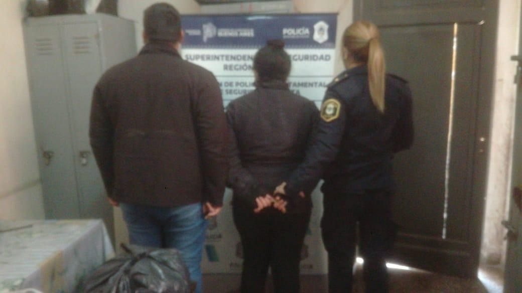 Una mujer fue detenida en Romero tras descubrir que llevaba marihuana en un rollo de cocina
