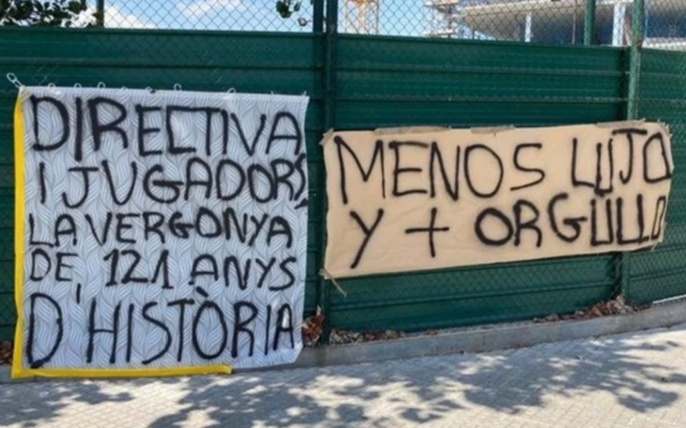 "Fuera mercenarios": la dura recibida al Barcelona de Messi con banderas e insultos