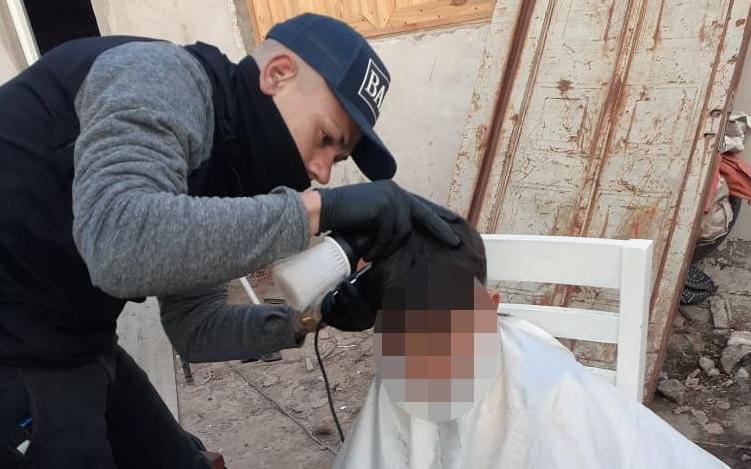 El peluquero que rompe barreras de la discriminación y da cátedra solidaria