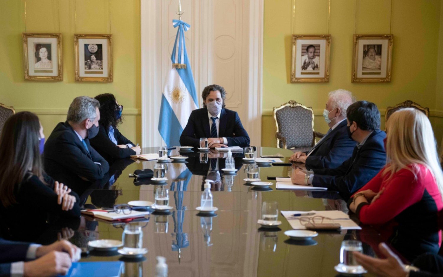 El Gobierno asegura que en Argentina "se vacunará en el mismo momento que en Europa"