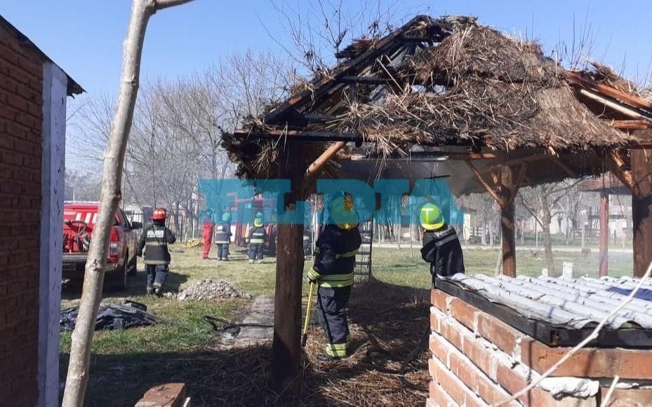 Descuido e incendio en un barrio de la ruta 2