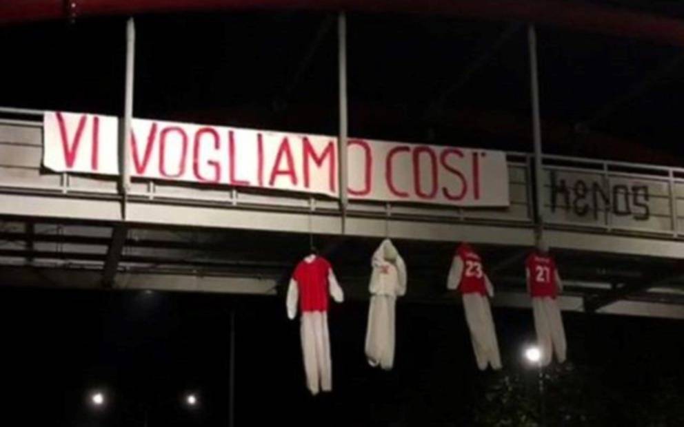 Un mensaje de terror: tras el descenso cuelgan de un puente a muñecos con la camiseta del Perugia