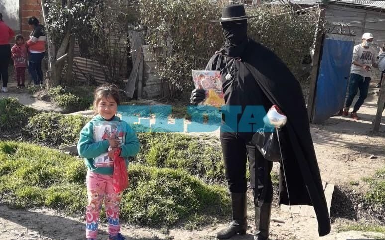 El Zorro, con barbijo, también se sumó a los festejos y entregó regalos a los niños