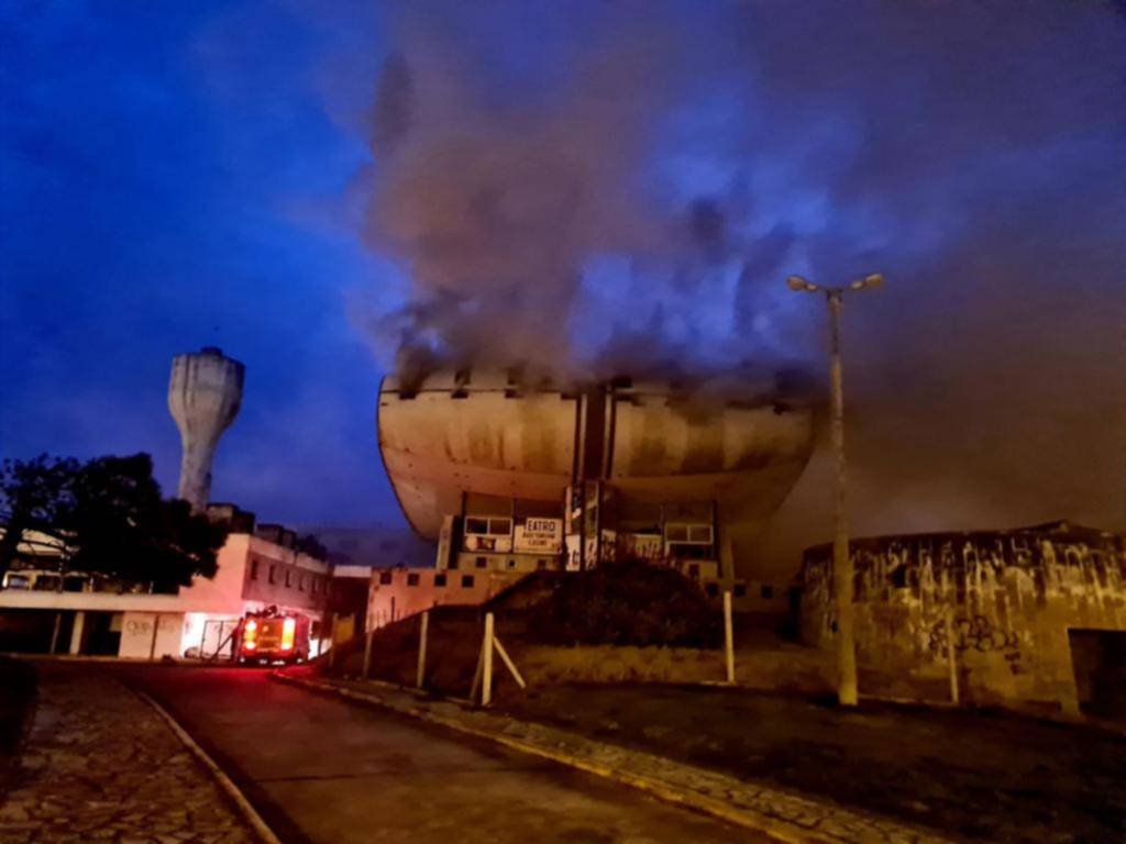 Por tercera vez en su historia, el casino de Necochea arrasado por un incendio