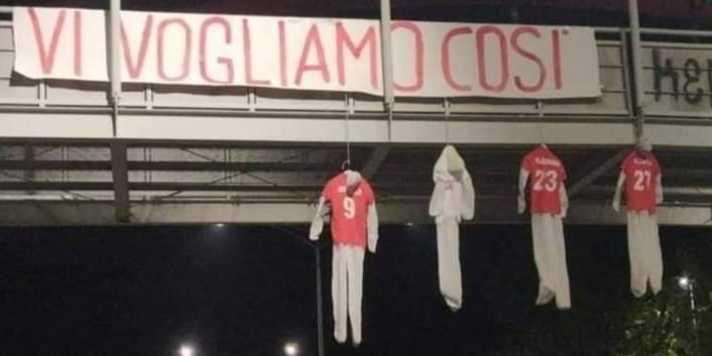 Aterrador: cuelgan de un puente a muñecos con la camiseta del Perugia
