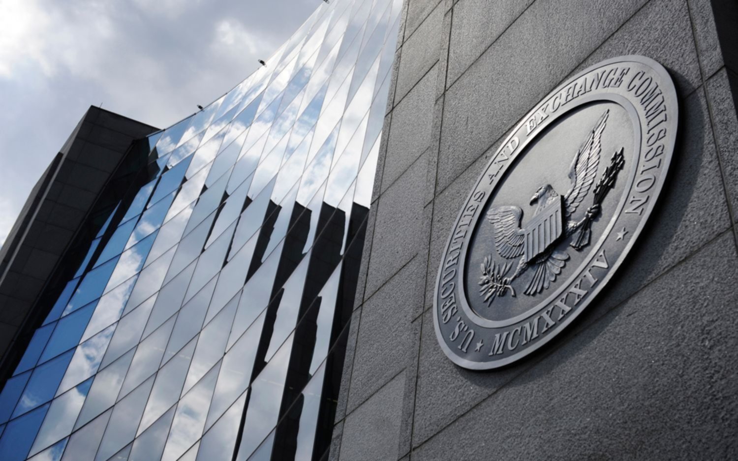 El Gobierno formalizó ante la SEC la oferta de canje de deuda