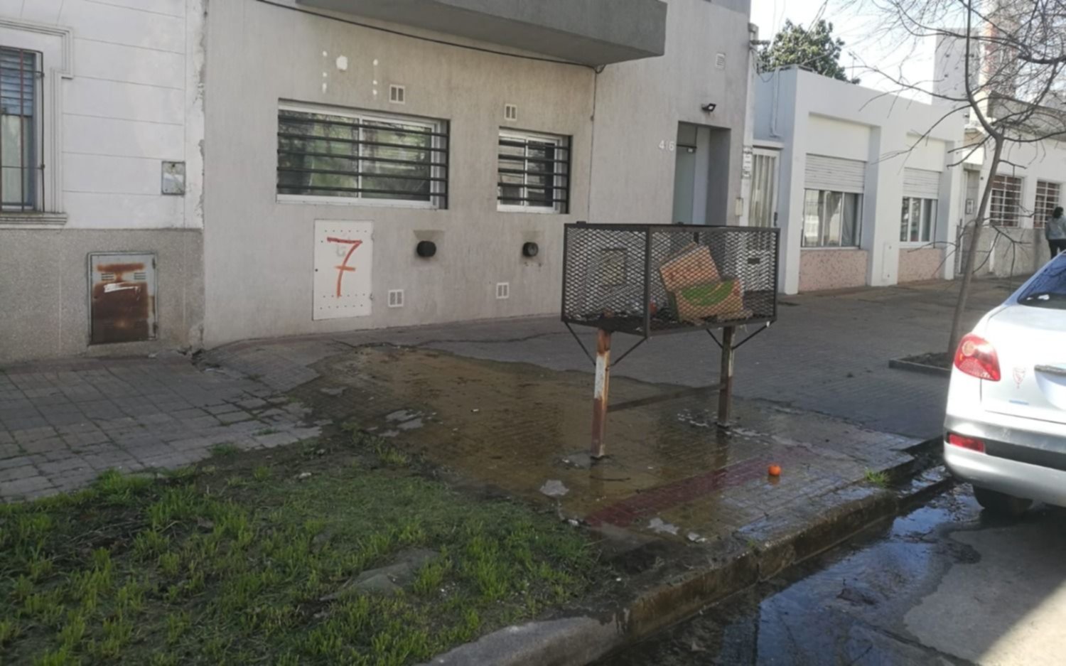 La vereda totalmente inundada, el drama de los vecinos de 16 y 40