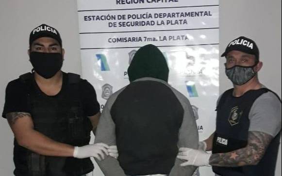 Delante de la policía trompeó a su esposa enfermera, en Abasto