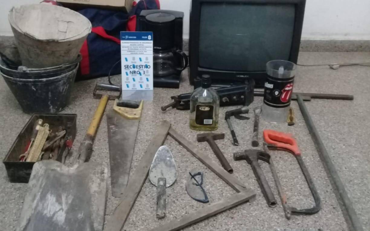 Tres hombres habían robado en una casa de Etecheverry pero cuando se iban llegó la policía