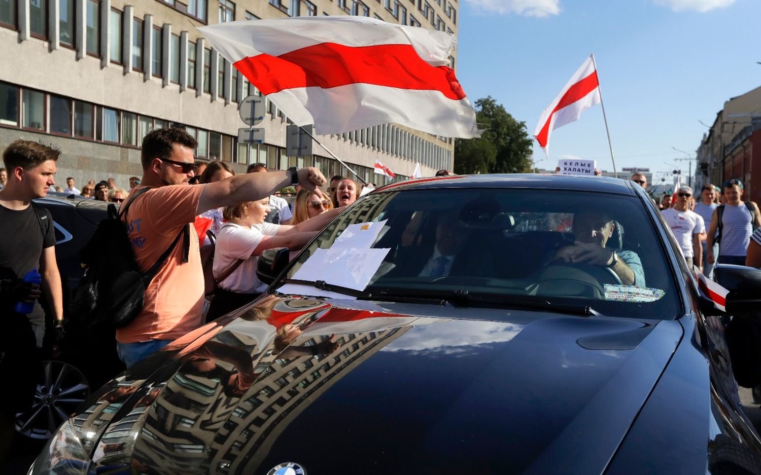 Protestas contra el presidente de Bielorrusia, acusado de fraude, llegan a un acto oficial