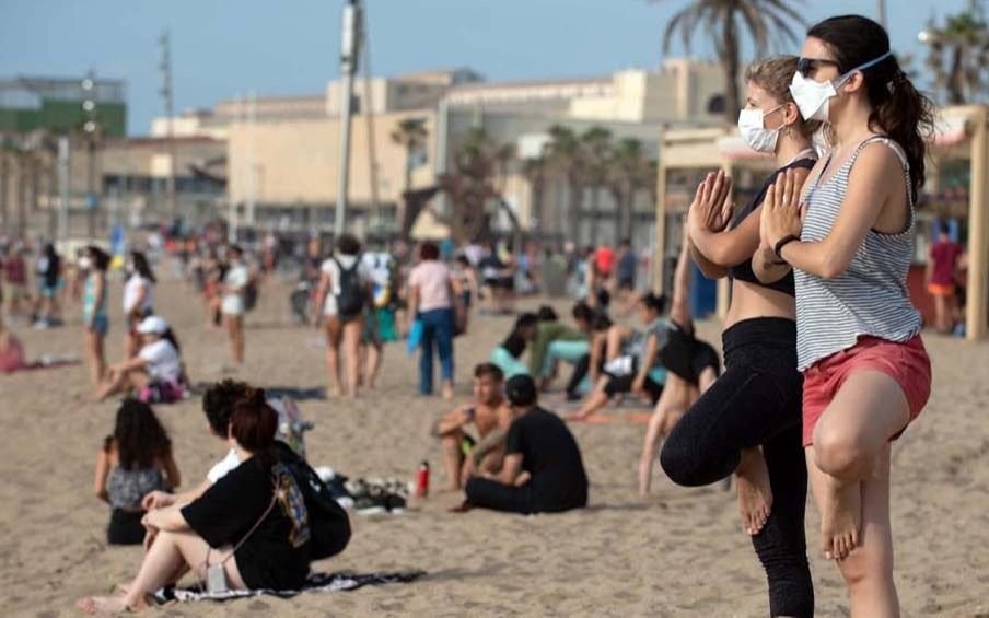 En Europa crecen los brotes de coronavirus: turistas arman las valijas y pegan la vuelta