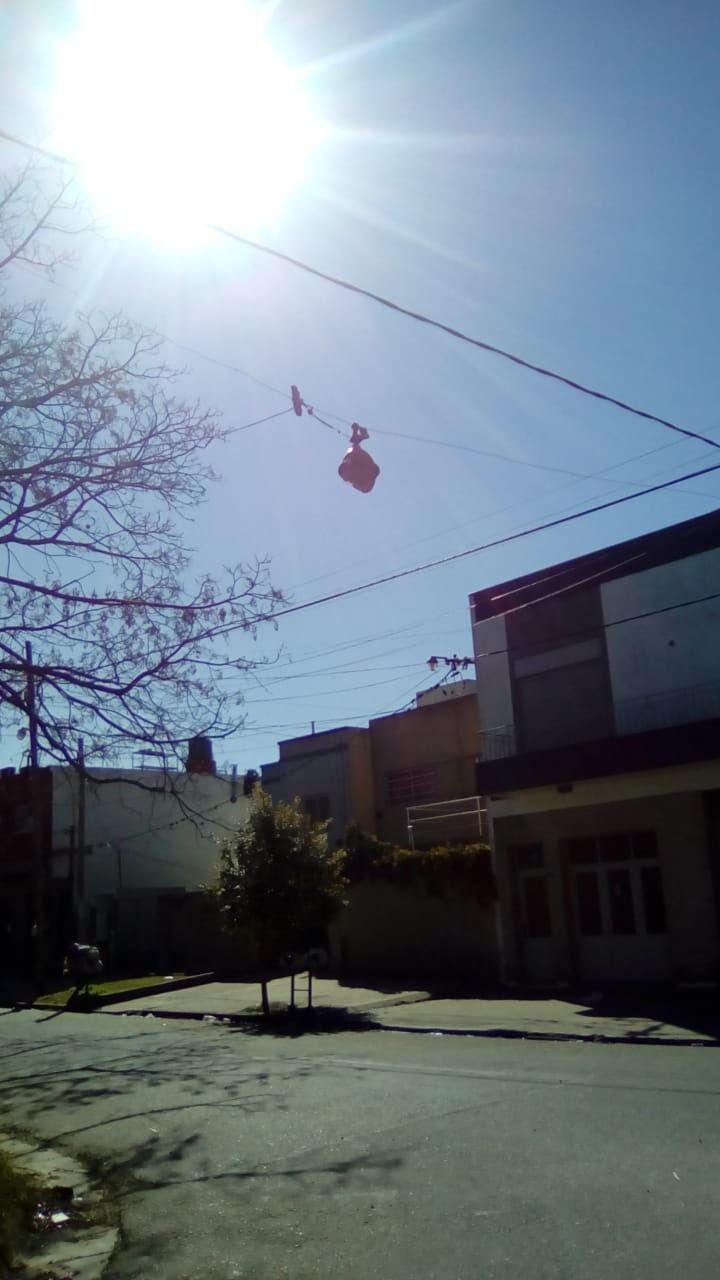 Denuncian el "pésimo estado" de las luminarias en el barrio de 3 y 80