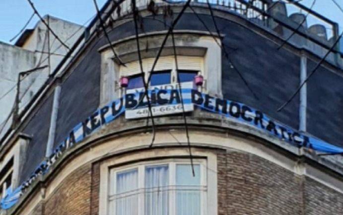Colgaron una bandera en el edificio donde vive Cristina Kirchner