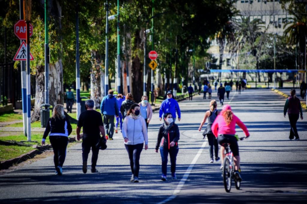 Familias, runners y ciclistas coparon los paseos públicos para aprovechar el feriado