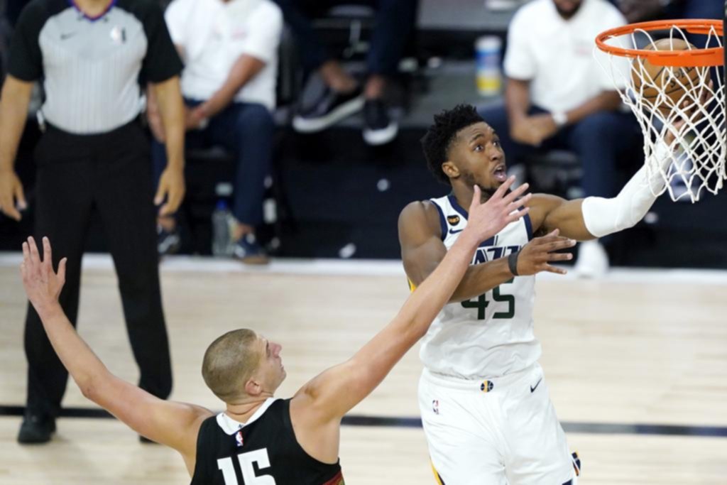 Pese a los 57 puntos y el récord de Mitchell, Utah cayó ante Denver: 135-125