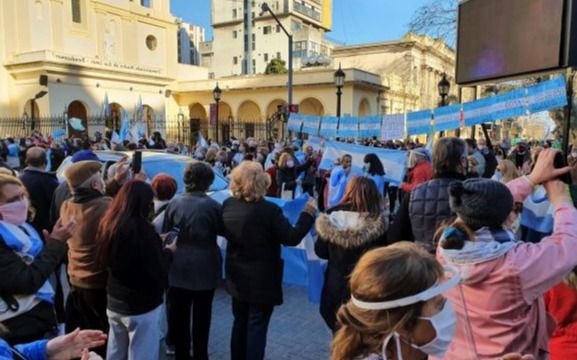 El "banderazo" se hizo sentir en la plaza San Martín  