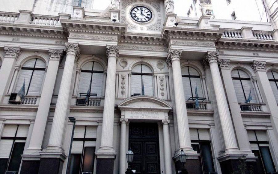 Cepo al dólar: el Banco Central publicó a los 4.800 "coleros" que quedaron bloqueados