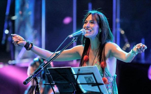 Detienen a Roxana Carabajal por intentar evitar la detención de jóvenes que jugaban al fútbol