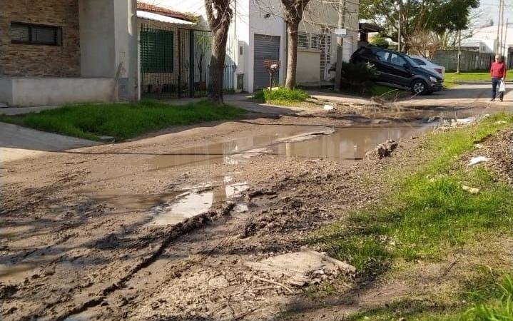 La calle es un barrial por una filtración que ya lleva un año