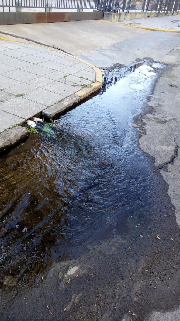 Trastornos por el desagote de agua en el Teatro Argentino