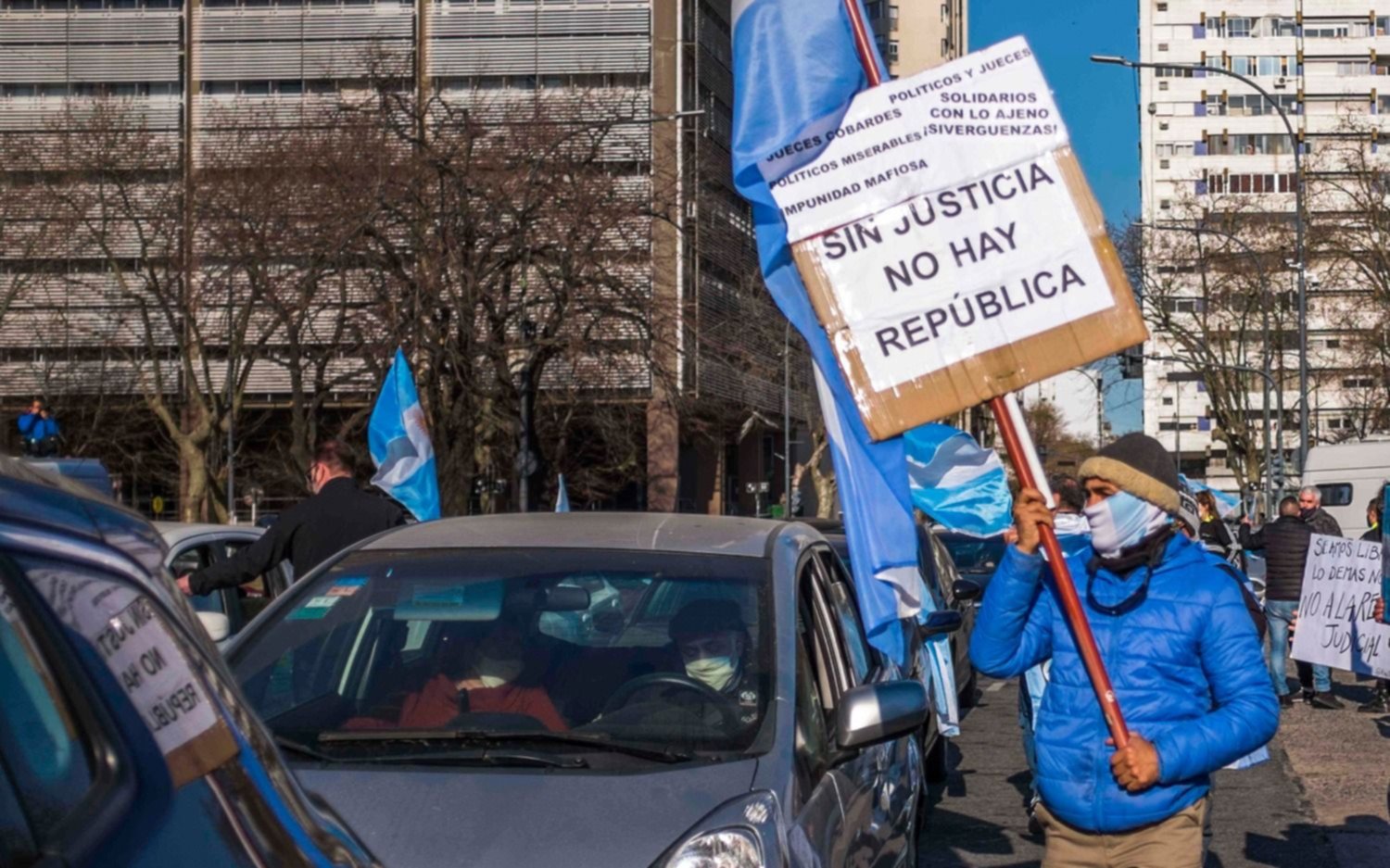Mensajes y advertencias que surgen de las calles