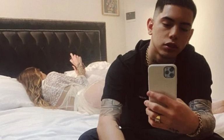 La foto íntima del rapero Ecko: ¿Romina Malaspina en su cama?