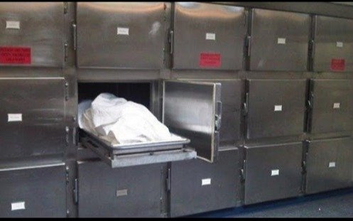 La declararon muerta, pasó una noche en la morgue y “revivió”
