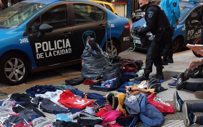 Operativo anti manteros en el barrio porteño de Once: tres detenidos