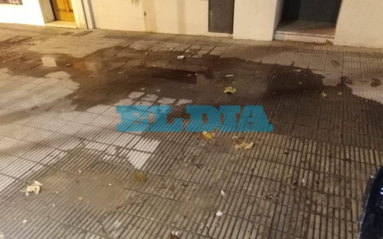 Cumplen 5 meses reclamando por una pérdida de agua: Baja presión y ahora veredas rotas