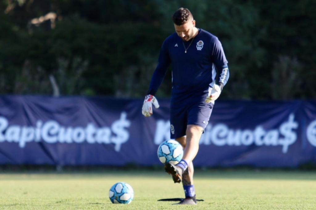 Jorge Broun firmó su nuevo contrato, pasó por Abasto y ya es el arquero de Maradona
