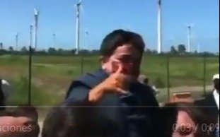 Blooper de Bolsonaro en un acto: alzó a un enano pensando que era un niño