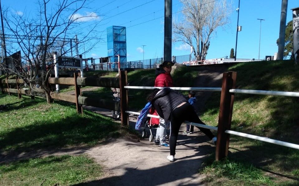 Vecinos de Villa Castells reclaman otro acceso en la estación de trenes de Gonnet