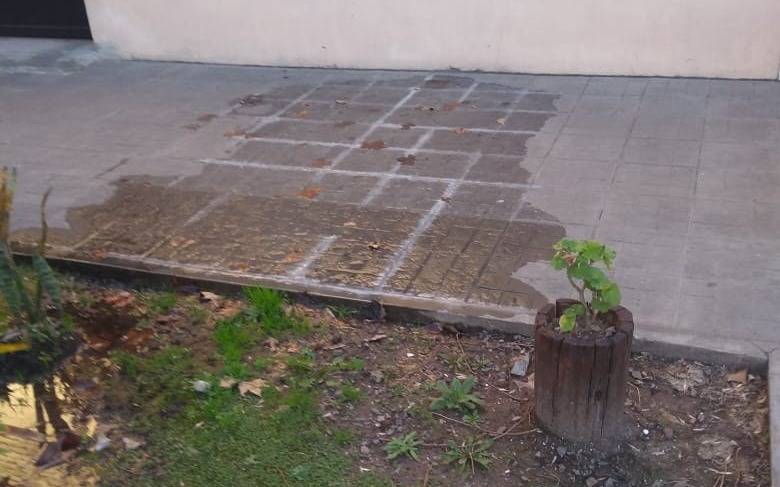 Advierten por una pérdida de agua en Barrio Hipódromo