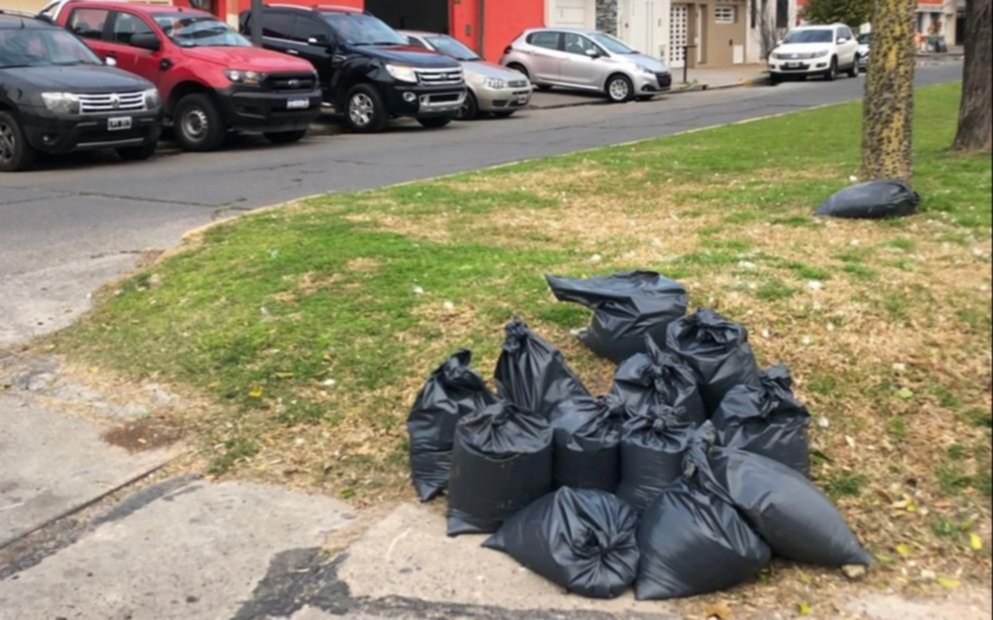 Vecinos se quejan por un lavadero que deja los autos en la vereda obstaculizando el paso