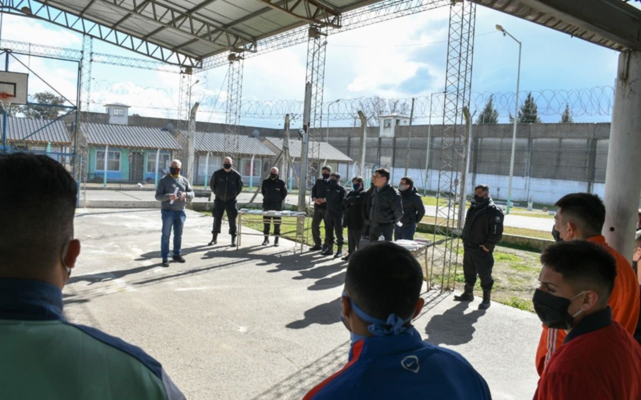 Promueven la lectura con la donación de libros en una cárcel platense 