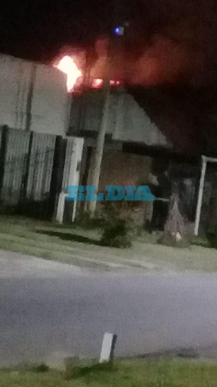 Ardió una casa en Los Hornos y ahora piden ayuda para el damnificado que "perdió todo"