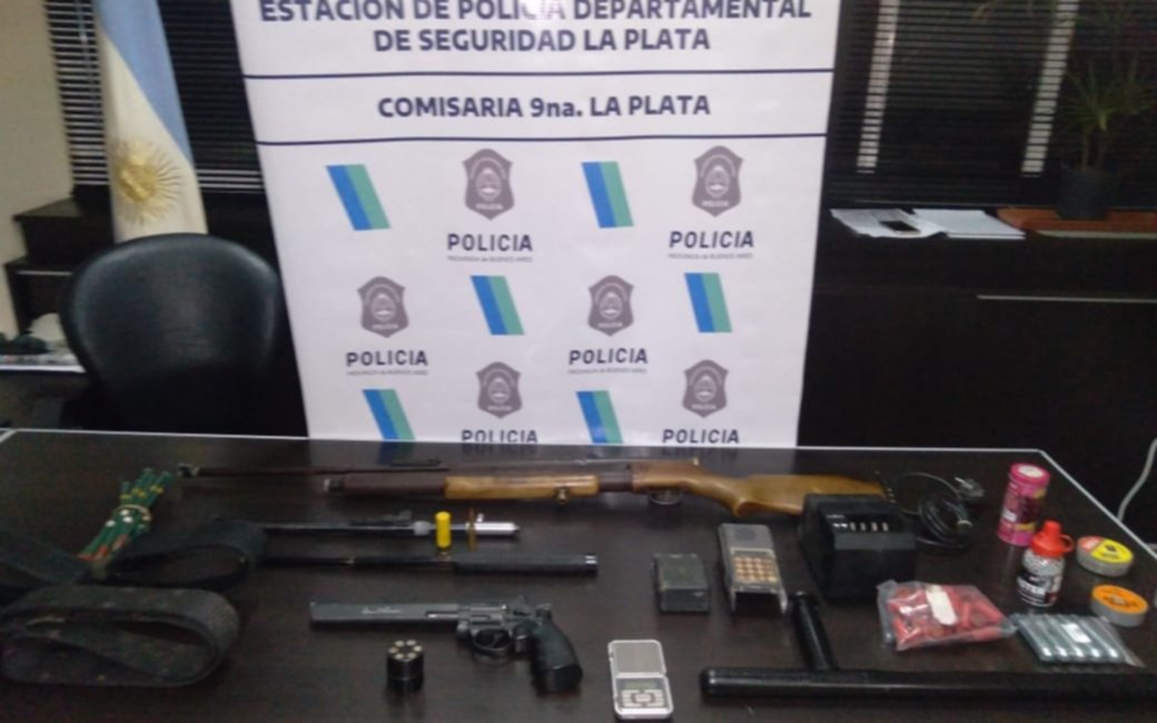 Encuentran armas, pertrechos policiales y drogas en una pensión platense