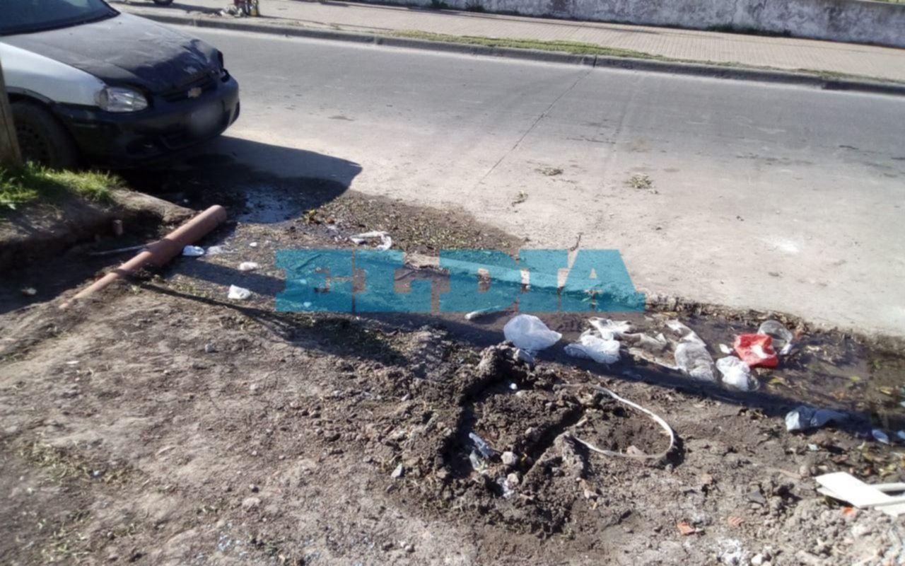 Basura, lagunas por caños rotos y desbordes: una batería de reclamos en 119 y 79