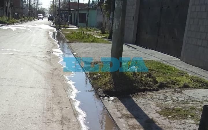 Por caños rotos y desbordes, piden soluciones urgentes en un sector de Berisso