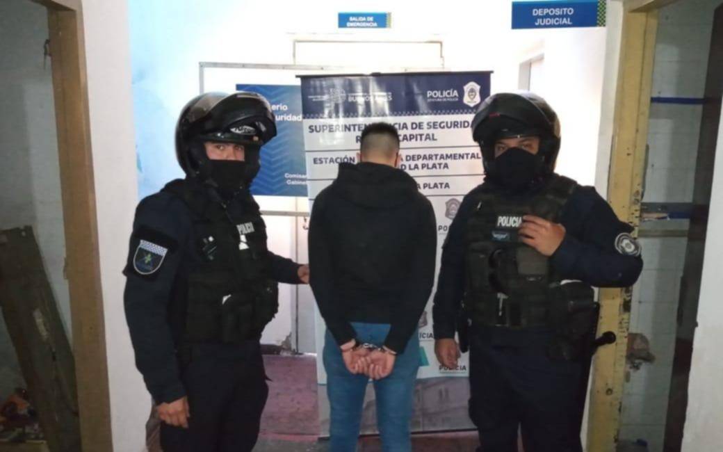 Amenazó de muerte y golpeó a su ex pareja que estaba con su bebé en el Parque Saavedra